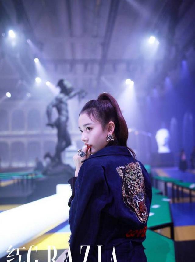 虎头装饰外套搭配花朵刺绣迷你裙,手提涂鸦字母链条包,高高竖起的马尾