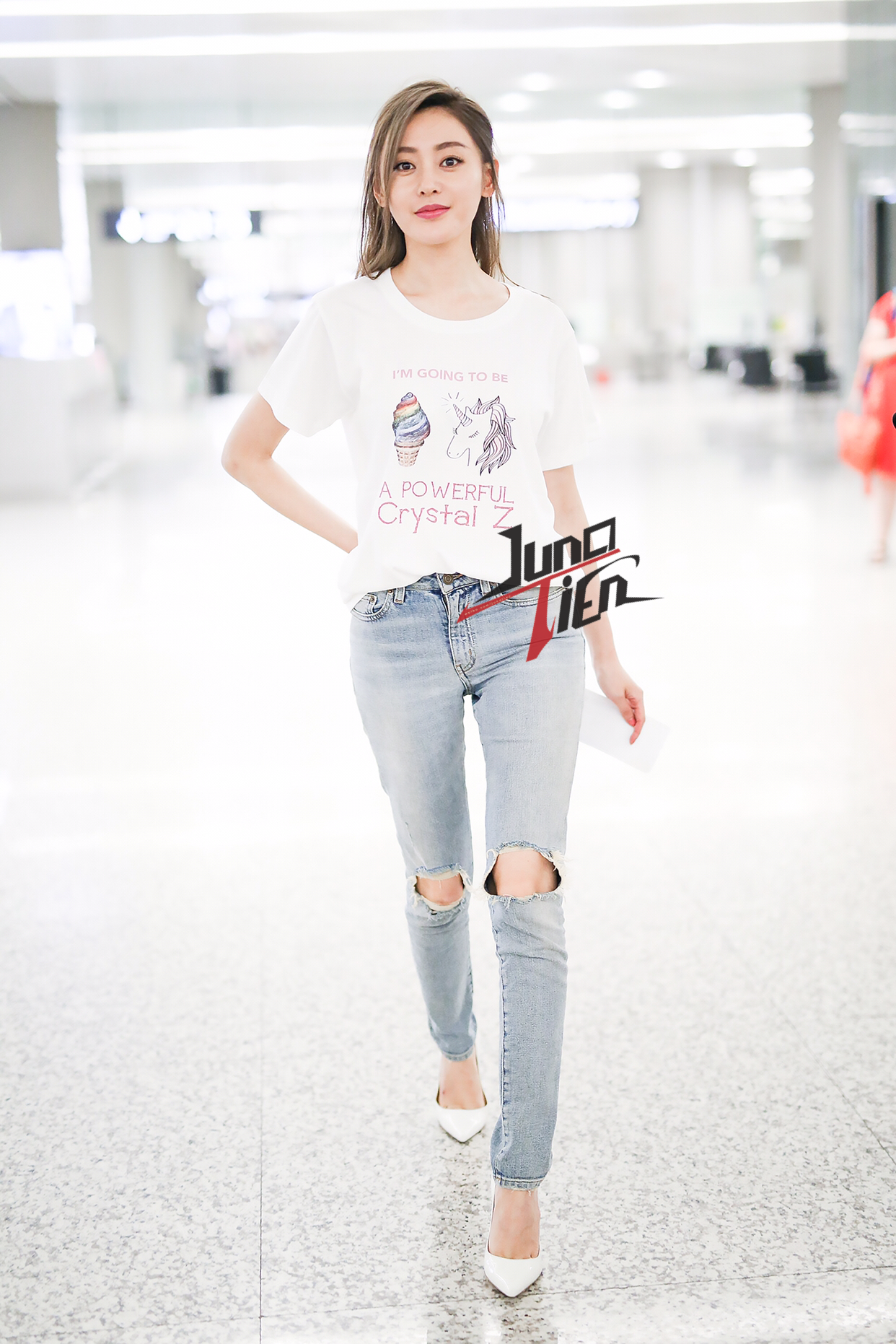 张天爱身穿自己设计的pinkpower搭配破洞牛仔裤简约又时尚