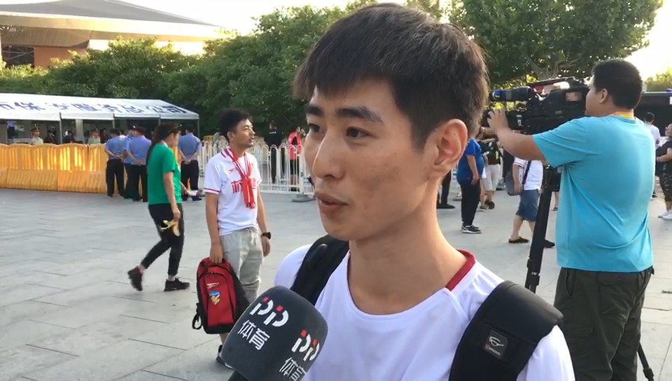 香港球队举英国国旗入场, 广州恒大球迷旺角大