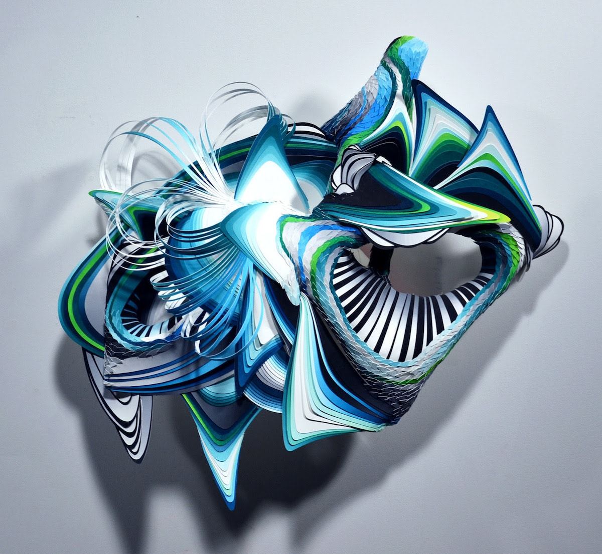 巨大的彩色纸雕塑在墙壁上绽放 | 美国纸艺术家 crystal wagner