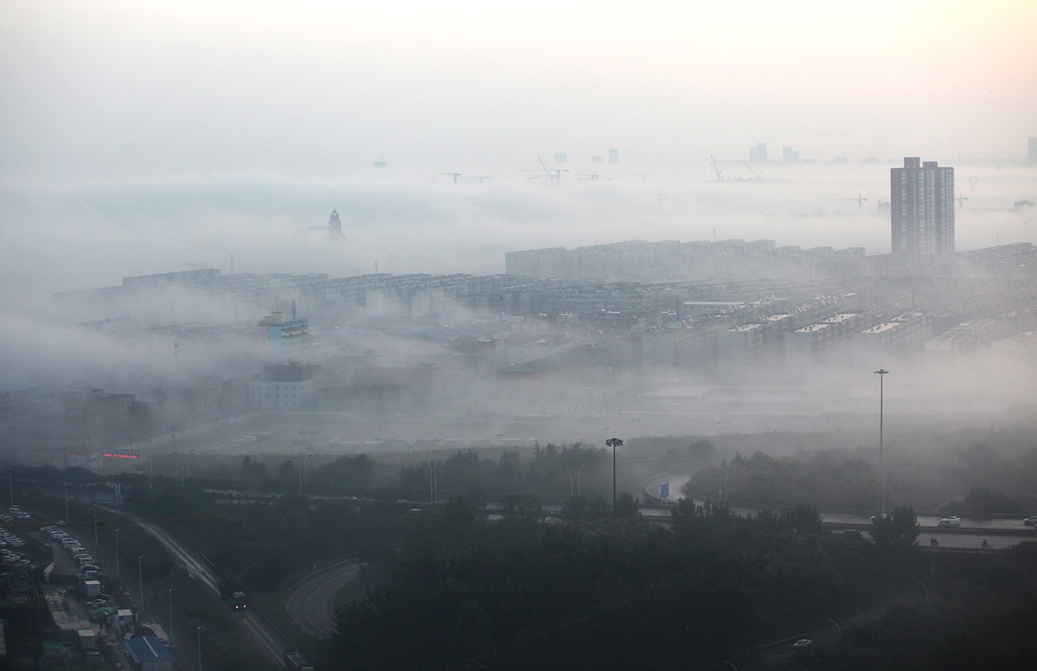 西安大雾如梦如幻般 城市上空犹如海市蜃楼