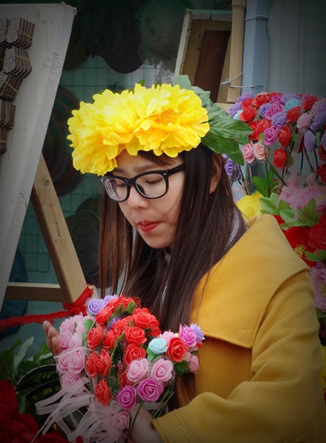 4月洛阳牡丹花开似海,女士们赏花头上有了新时尚