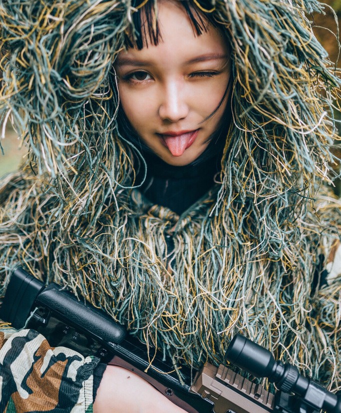 绝地求生美女cos秀-难以超越的吉利服手持awm,服了!