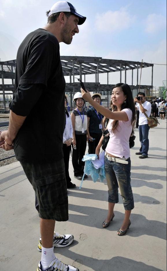 难以置信!8图看 球员与普通人对比:手比头大,鞋比肩宽