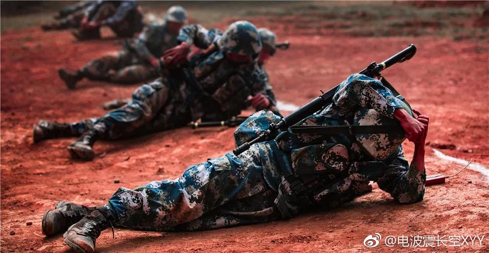 海军陆战队某旅山地训练,可能是原来海防部队转变来的