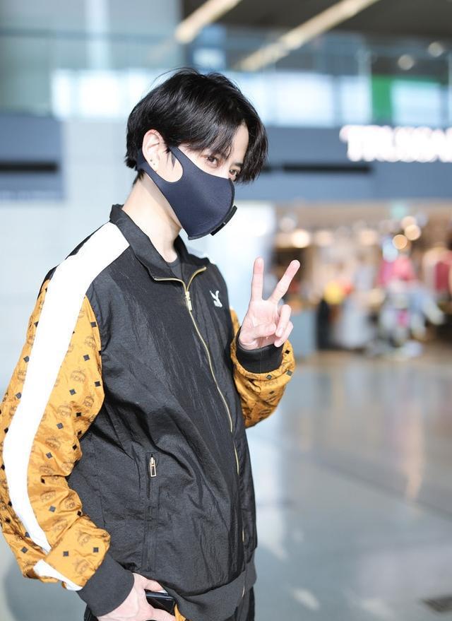 mike向镜头比耶十分可爱 黑色顺毛日系少年风