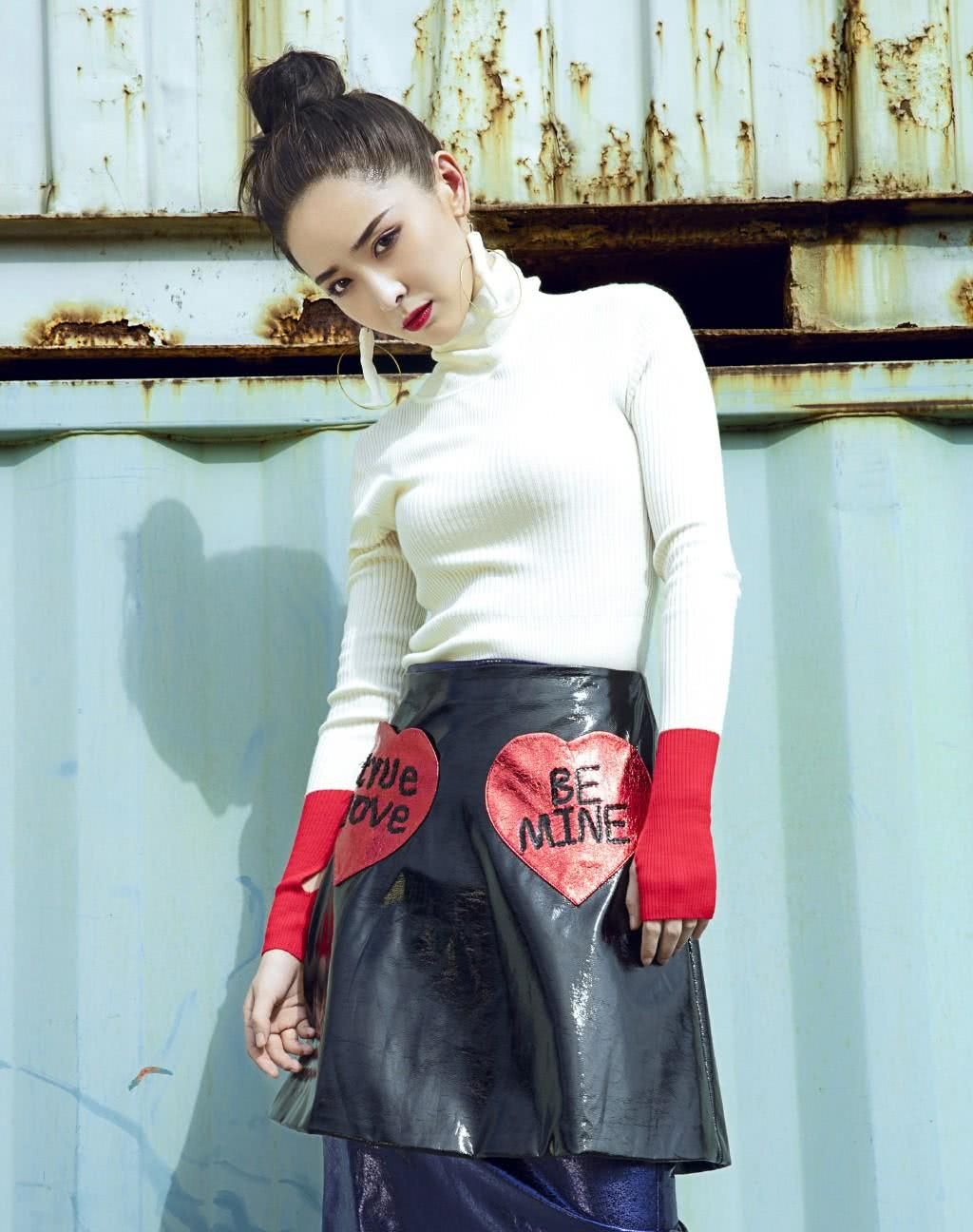 李曼皮裙穿两条都不算亮点,耳环才抢风头,看得网友都沉默了