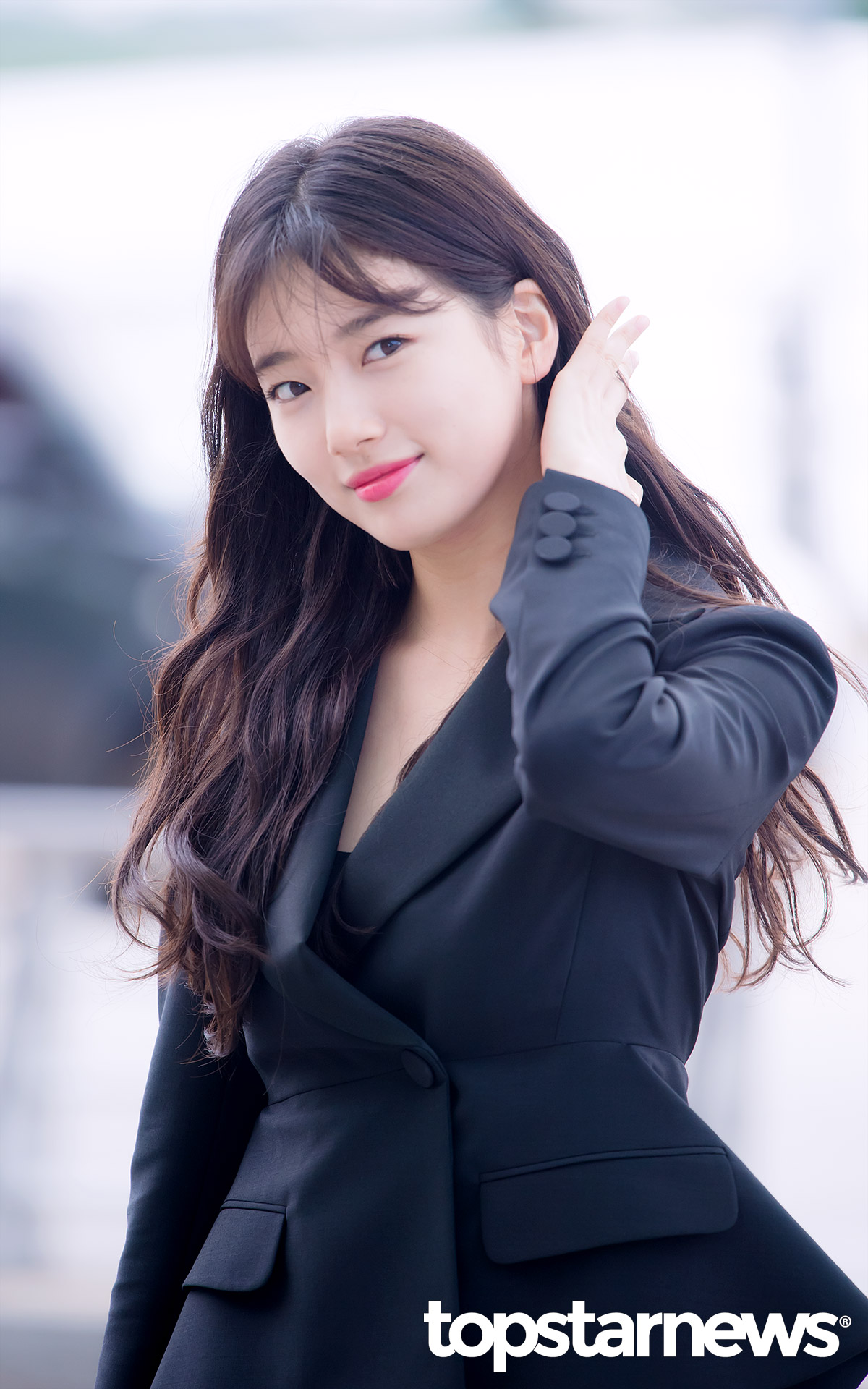 裴秀智从仁川机场出境赴意大利罗马 撩头发动作好美~|罗马|裴秀智