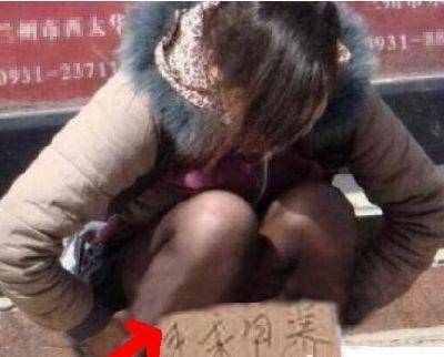 女子蹲在路边一动不动,旁人以为她在小解,仔细一看愤怒不已