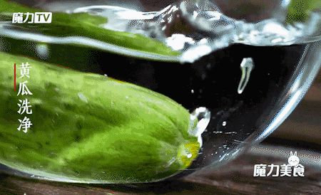 黄瓜2根 薄荷一小把(适量就好) 纯净水500ml 苏打水半罐 冬瓜三分之一