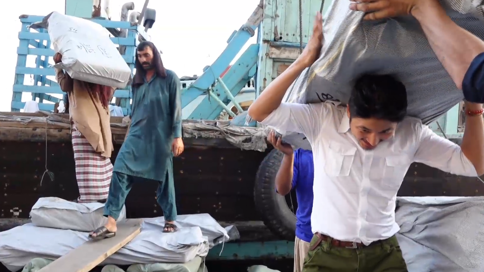 两河流域丝绸贸易,中国男子体验码头工人工作