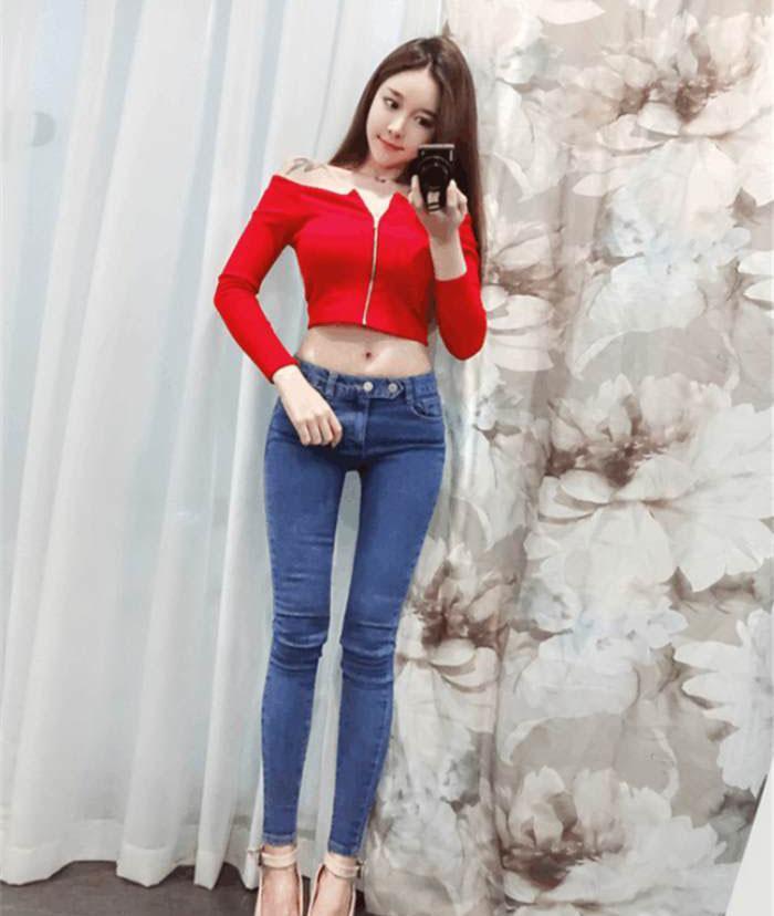小姐姐身材好气质佳,美搭时尚牛仔裤很可爱甜美.