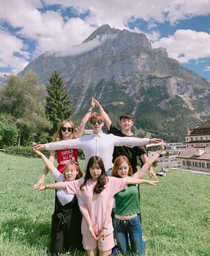 只要凑齐6个人就能解锁好朋友拍照新姿势