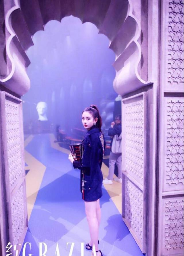 虎头装饰外套搭配花朵刺绣迷你裙,手提涂鸦字母链条包,高高竖起的马尾