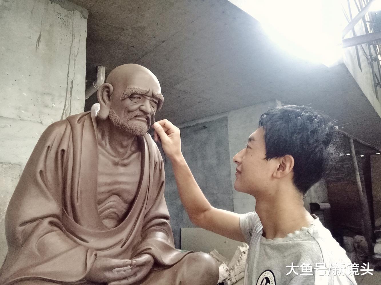 90后佛像雕塑师年入10万元一尊佛像用10吨泥土