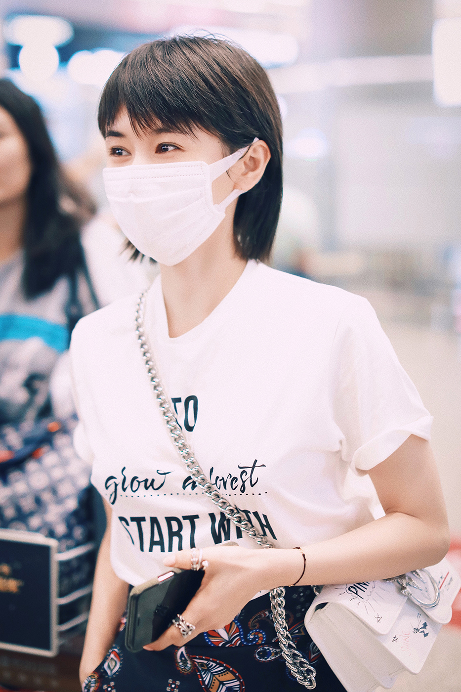 简约清新风奔赴剧组拍摄新戏,王子文现身机场 .