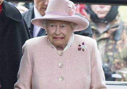 英国女王尴尬瞬间图二当众叉腰皱眉最后一张眼神很犀利