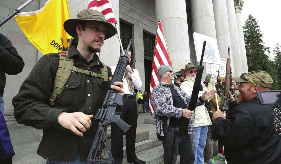 美国民众为何持枪自由，买防弹衣却是犯罪，原因竟是这样