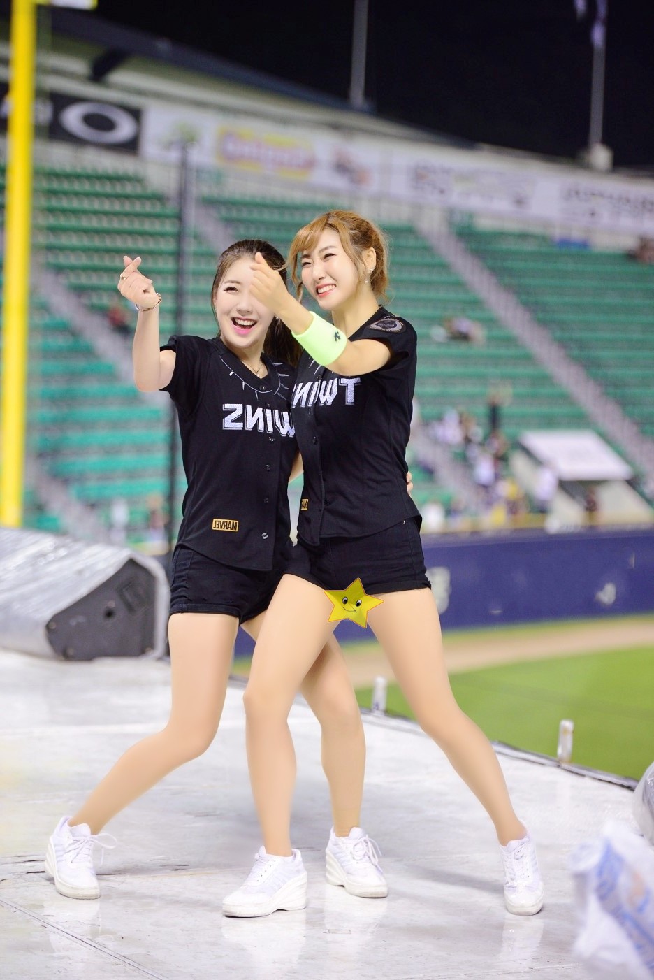 人像摄影(青春活泼可爱的拉拉队美女)人像摄影(青春活泼可爱的拉拉队