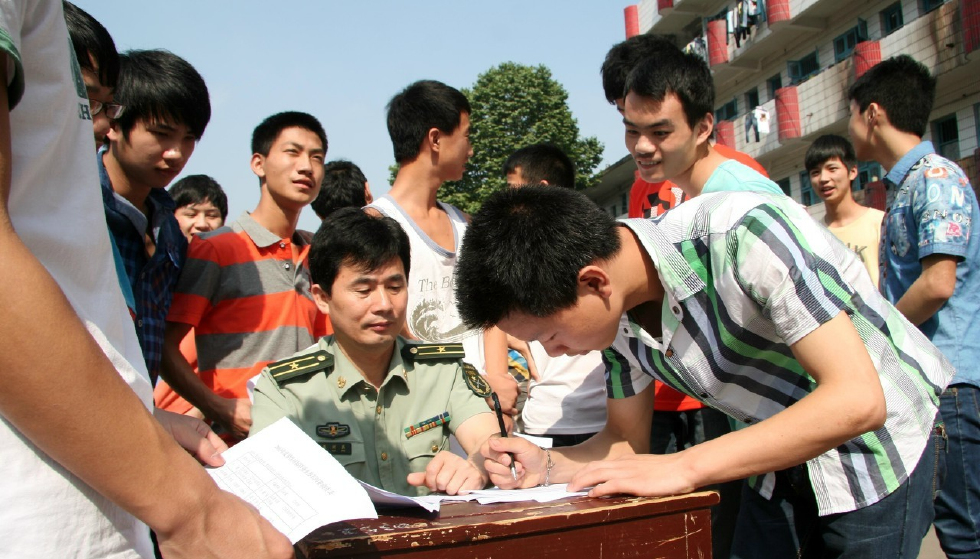 依法服兵役是每个公民的神圣义务