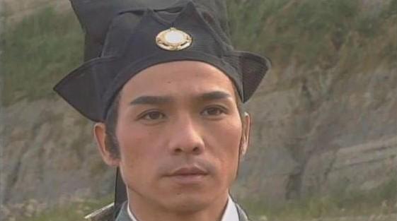 曾经红极一时的武打明星, 如今妻离子散, 沦落到街头卖烧饼