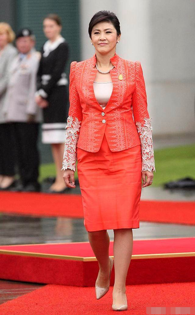 再看泰国前美女总理英拉,只有她才能把这四个身份完美结合