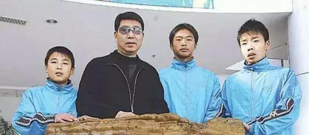 武磊终于拿到中超冠军,一起看一下武磊小时候