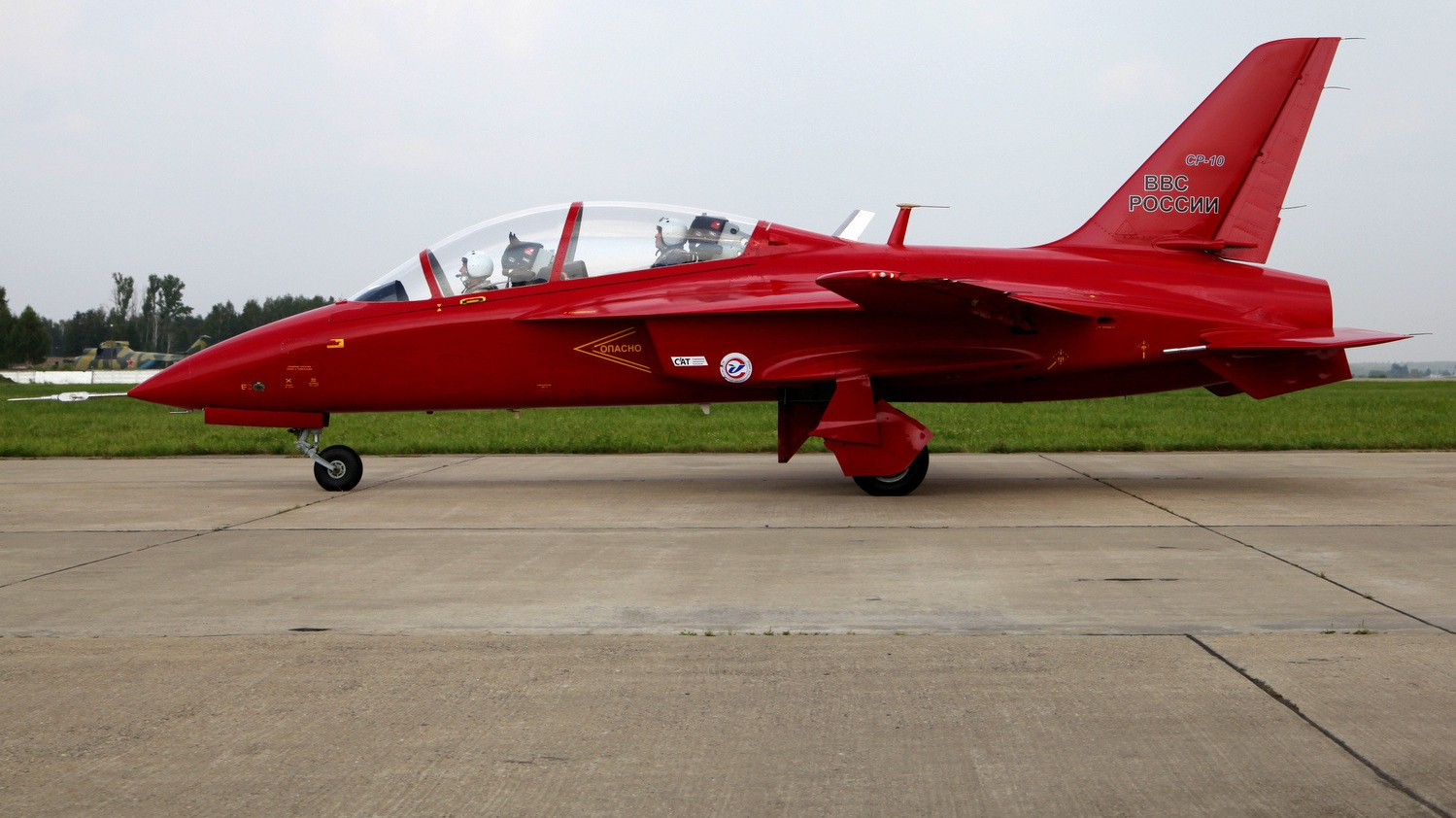 俄罗斯造型别致的前掠翼双座教练机,不知这个飞机有前途否?