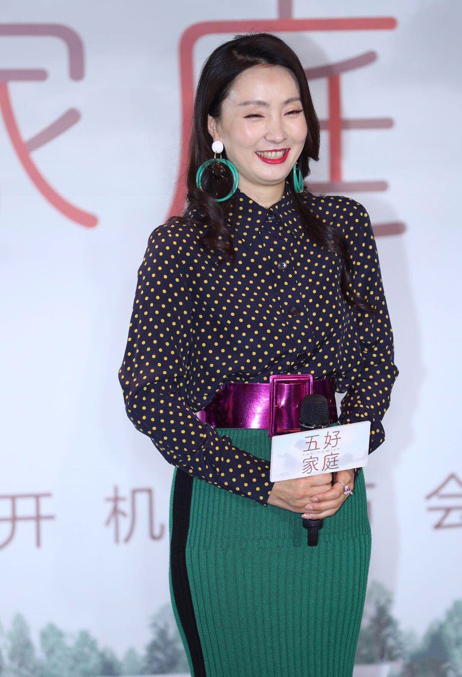近日,45岁陶虹现身活动,她穿着格格的上衣,绿色的裹臀裙,看起来中年