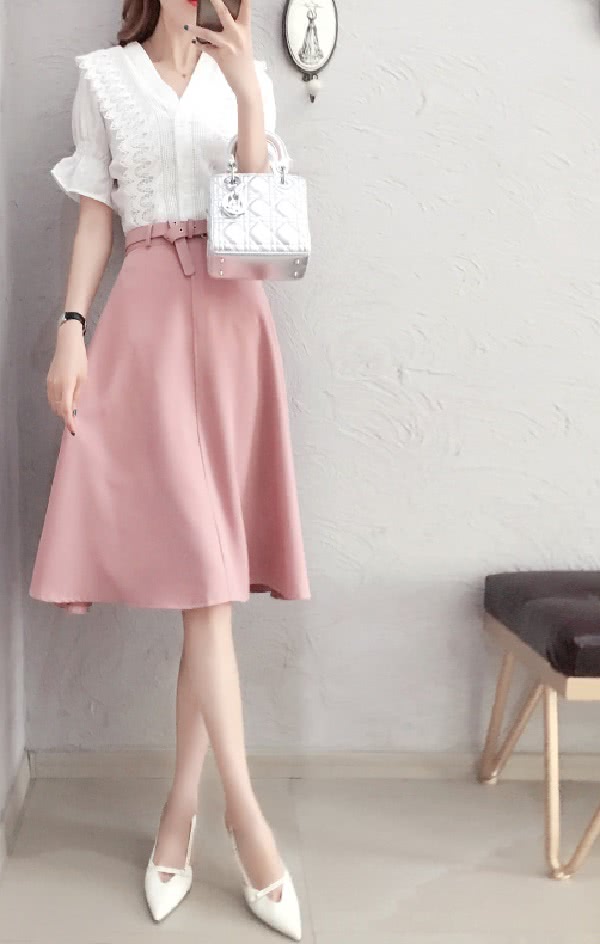 下身的a字半身裙,剪裁立体简约,裙形挺括,高腰的设计,藏肉显瘦还显腿