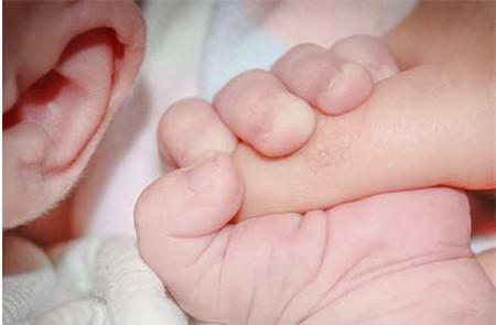 新生宝宝为何总喜欢握紧小拳头? 看到这原因让人哭笑不得!