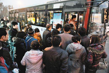 公交车到底"挤"多少人才能算超载?知道真相后我笑了