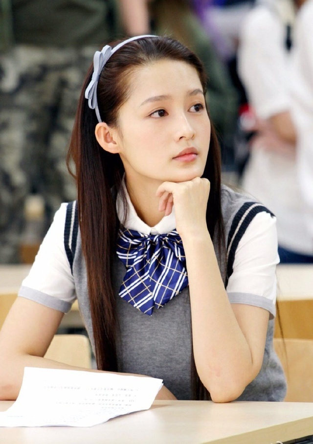 李沁,有着江南女孩的温婉柔美气质,穿搭清甜优雅,端庄秀丽