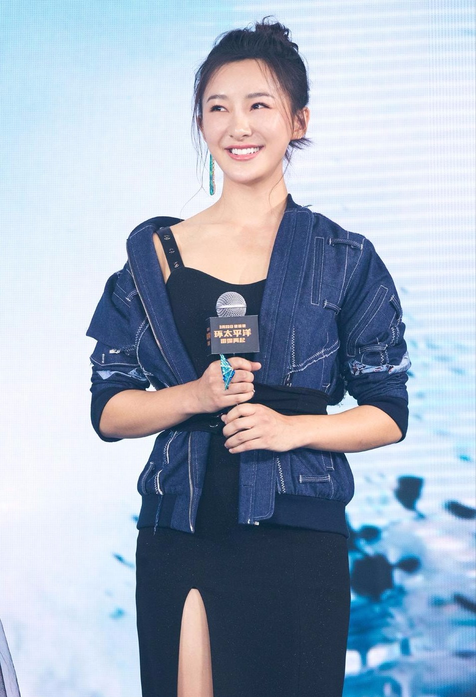 吉丽的性感气质爆棚,喜欢她吗?_新浪看点