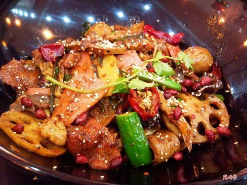 一款香辣爽口的麻辣鸡翅香锅相信你一定喜欢