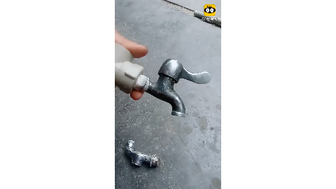 更换水龙头时卡在墙空隙里拧不下来用这一招就可以拧下来了