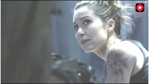 看这外星人怎么给美女做手术，这拔出来的是什么东西