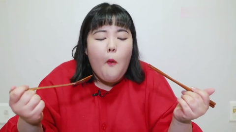 韩国大胃王秀彬,今天的伙食和衣服很搭配,所以胃口特别好!