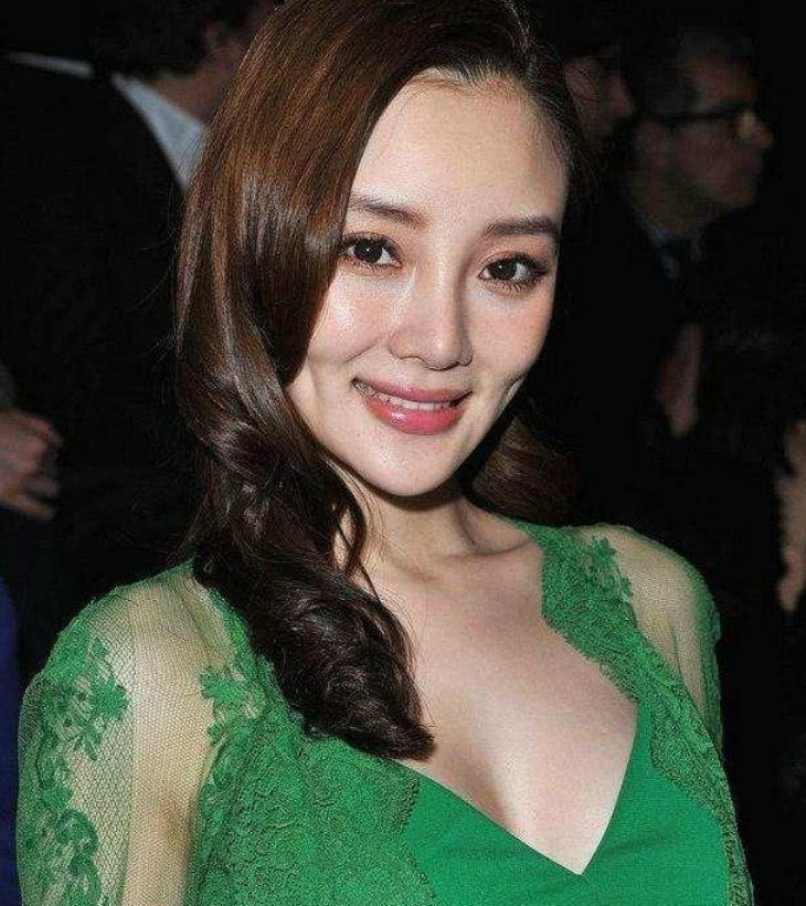 李小璐全身绿装亮相成"人群焦点",容光焕发皮肤嫩出水