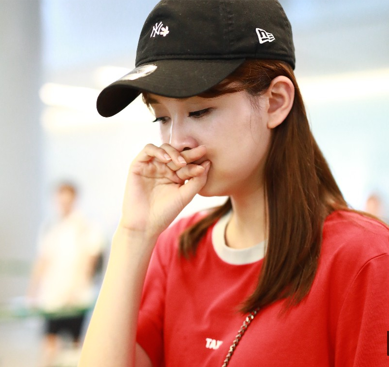 乔欣身穿红色t恤运动长裤现身机场抿嘴而笑一副邻家小姐姐模样