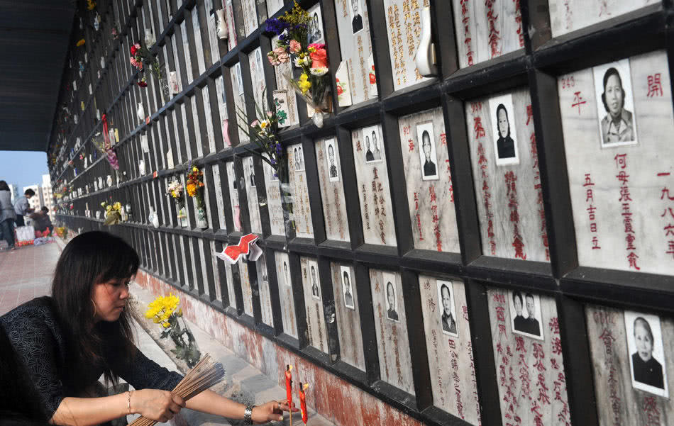 有钱人扎推修建,构筑方式不可思议|墓碑|小土坡|香港_新浪新闻