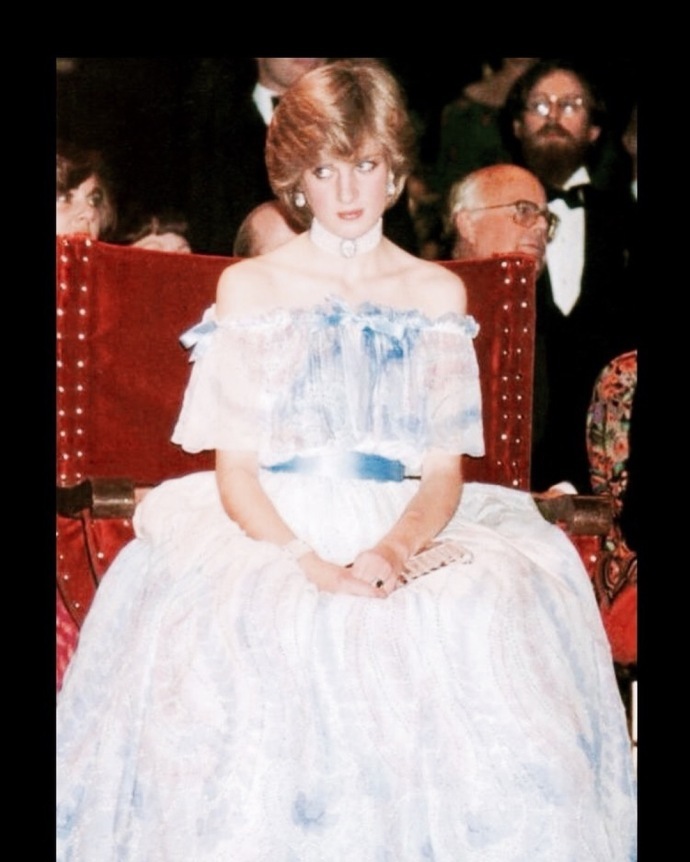 戴安娜分别在1981和1984年穿过的"睡美人"礼服