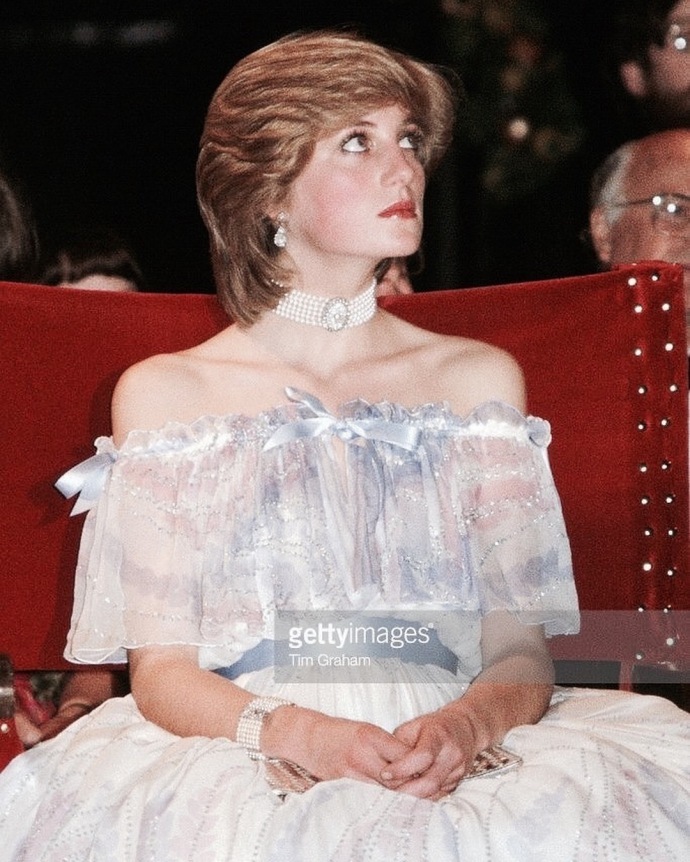 戴安娜分别在1981和1984年穿过的"睡美人"礼服