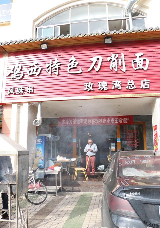 昆明有一家奇葩的北方面馆每天只卖100碗葱油刀削面
