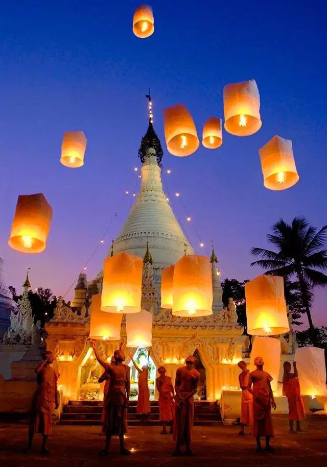 他一起参加万人天灯节祈福许愿,也可以去曼谷夜市中寻找你的一见钟情
