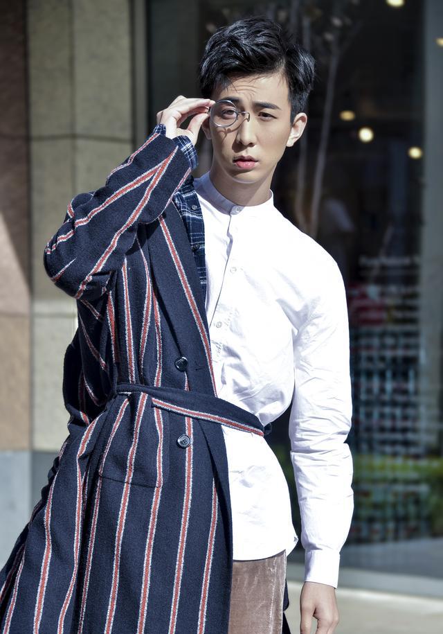 李川演绎初春格纹时尚帅气阳光 加盟于正新剧《皓镧传》