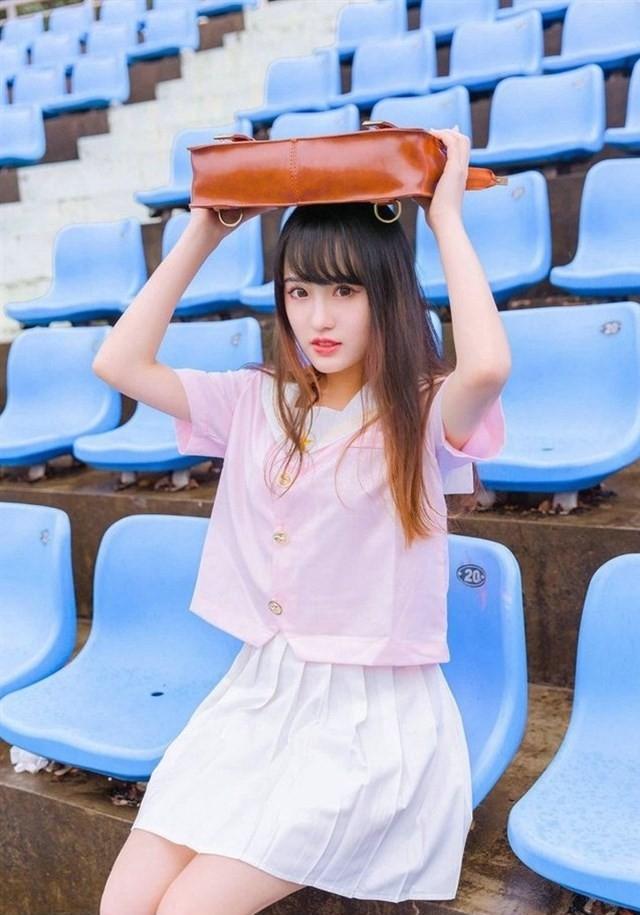 粉红色上衣配白色百褶裙, 女人真是水做的, 水嫩肌肤的她很特别