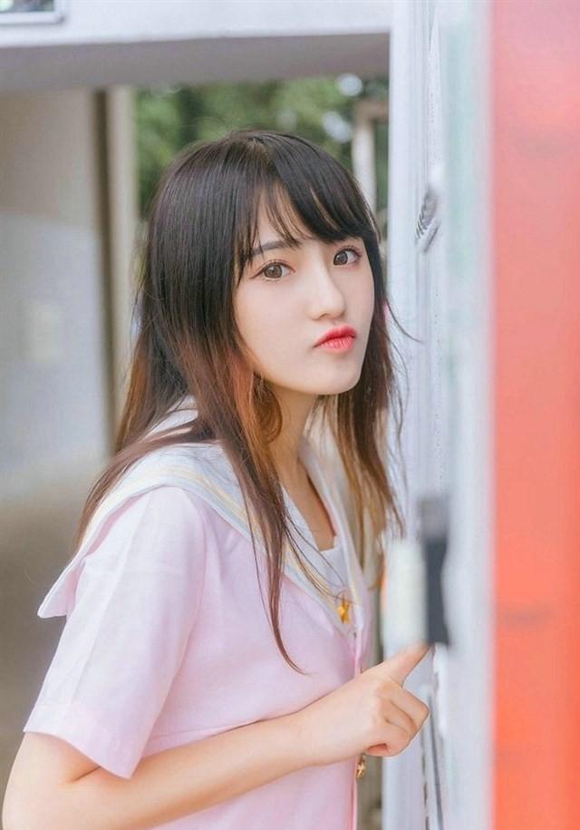 粉红色上衣配白色百褶裙, 女人真是水做的, 水嫩肌肤的她很特别