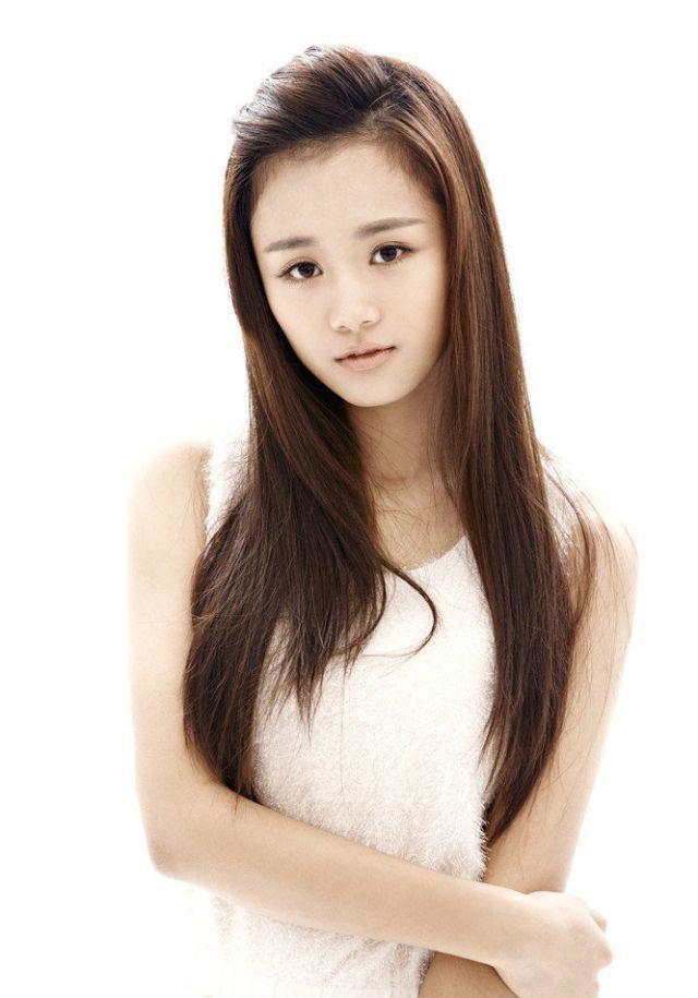 因出演校园青春励志电影《青春派》担任女主角黄晶晶一角而被观众所