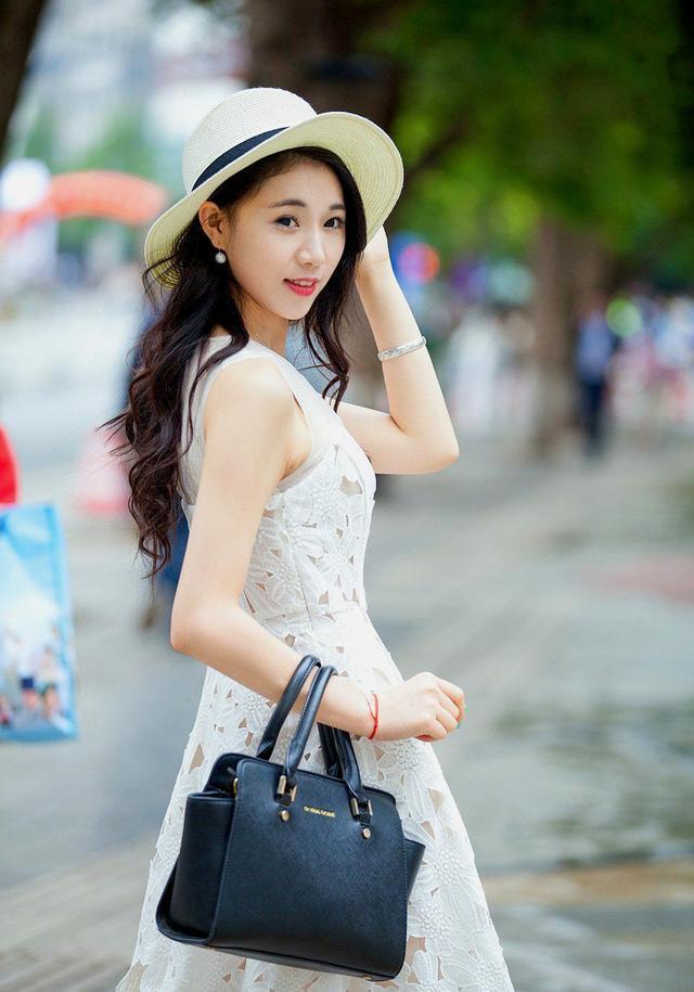 第一次见到这么美丽的脸,秀眉如画,双目晶莹清澈,清丽脱俗